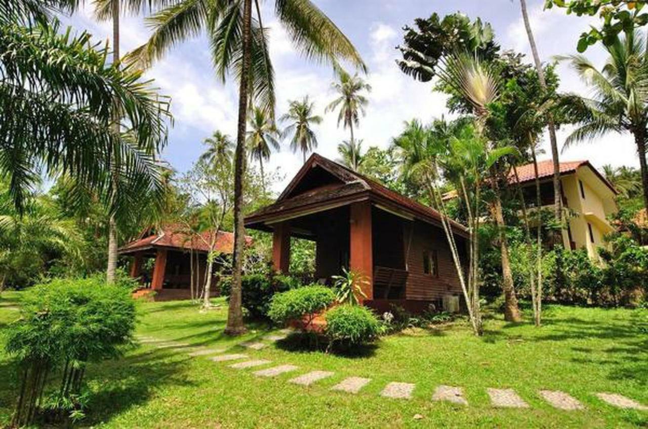 Baan Mai Beachfront Lone Island Пхукет Екстер'єр фото