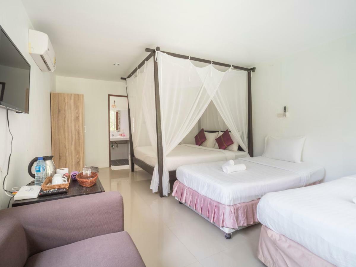 Baan Mai Beachfront Lone Island Пхукет Екстер'єр фото